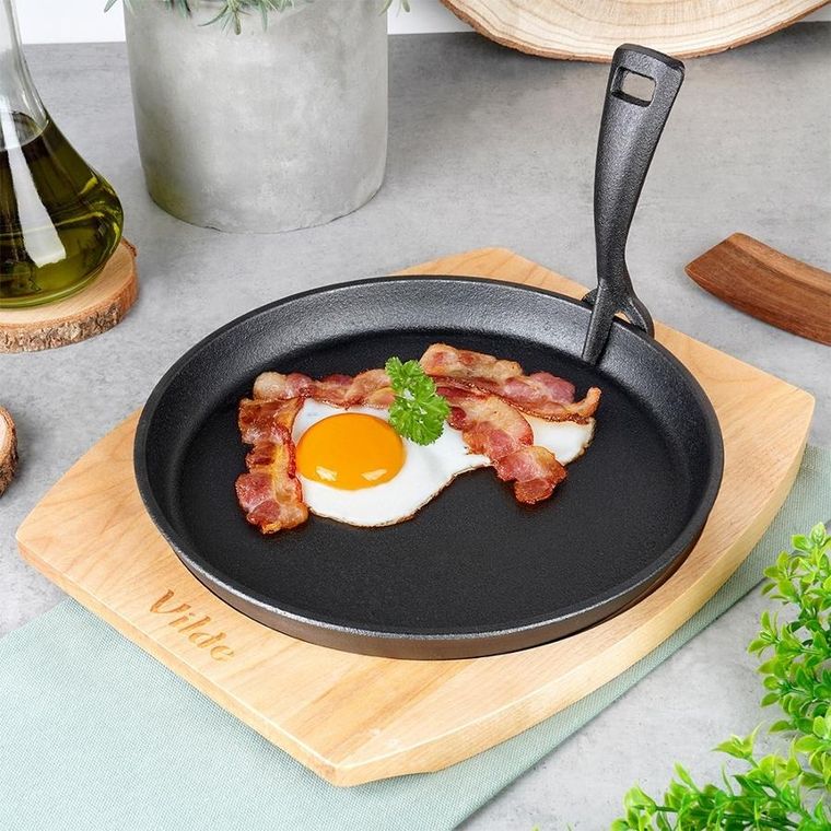 Vilde, Cast Line, patelnia do serwowania żeliwna z deską, 22 cm