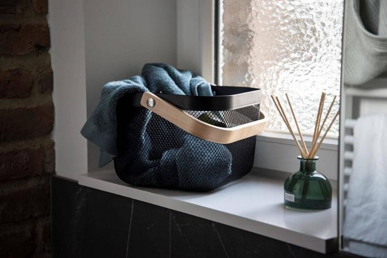 Wenko, koszyk metalowy na kosmetyki, z bambusową rączką