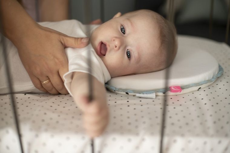 Motherhood, Kropy Różowe, ergonomiczna poduszka stabilizująca dla niemowląt