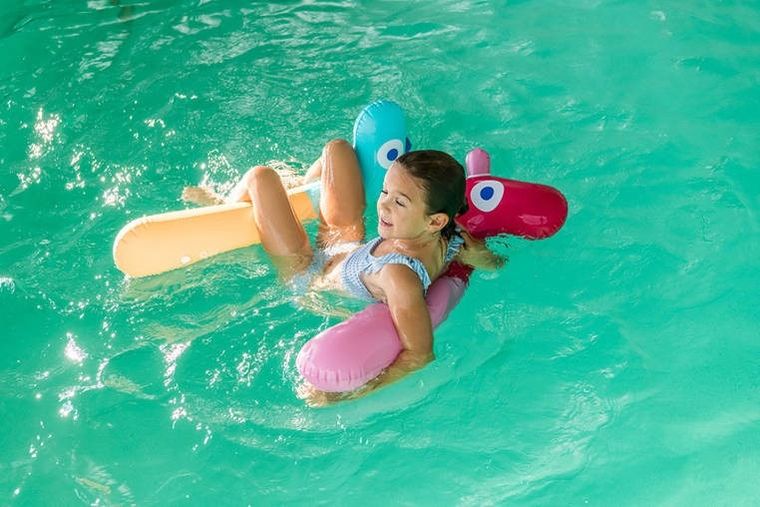 Quut, dmuchany makaron do pływania, koń