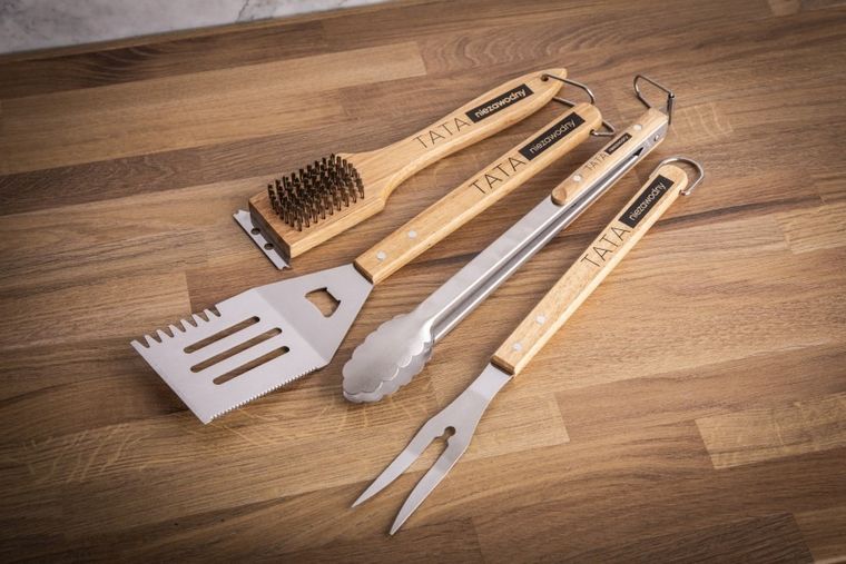 Altom Design, zestaw do grilla, 4 elementy, uchwyt drewniany, tata niezawodny