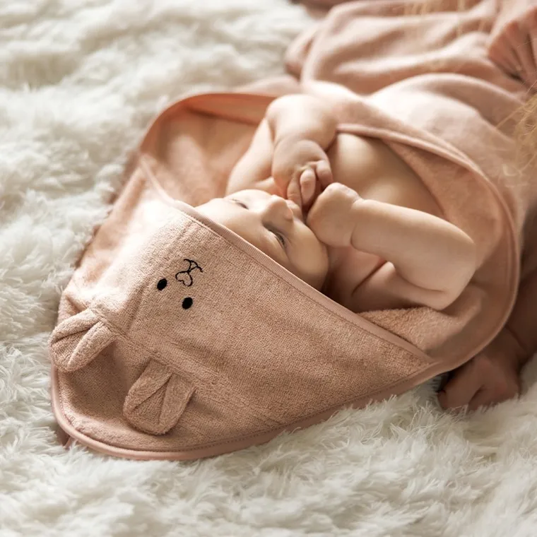 BabyOno, okrycie kąpielowe bambusowe z kapturkiem, różowe, 100-100 cm