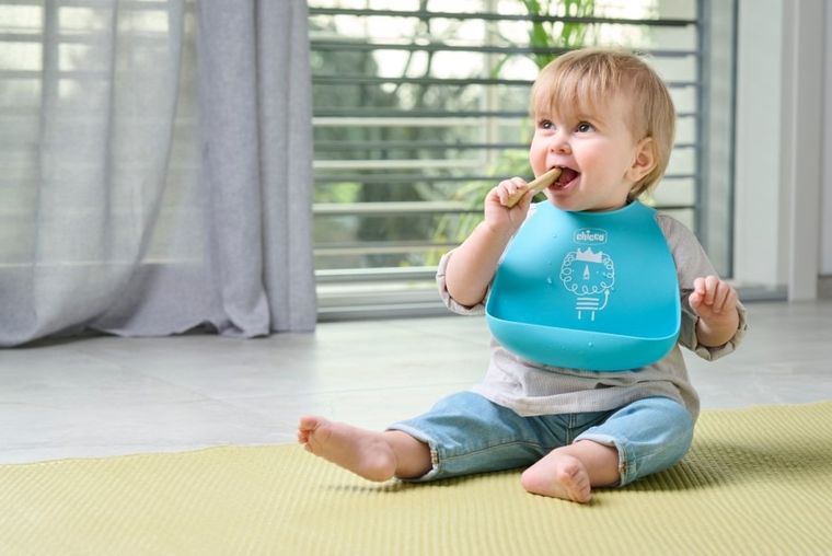 Chicco, elastyczny śliniak z kieszonką, blue, 6m+