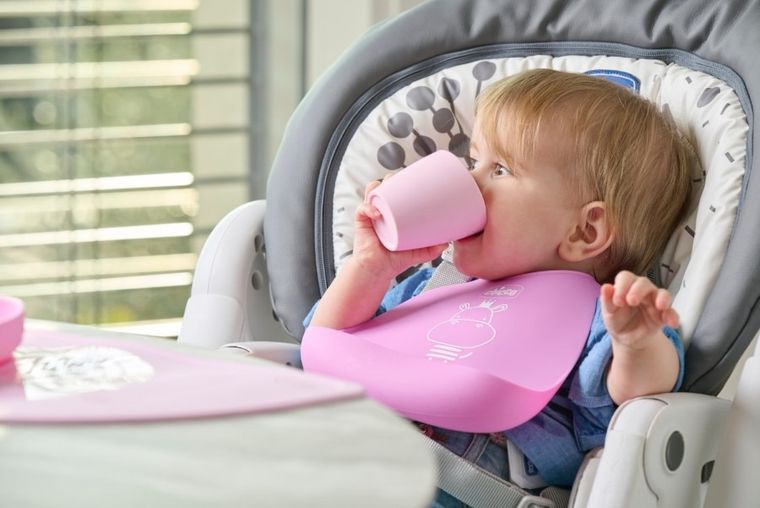 Chicco, elastyczny śliniak z kieszonką, pink, 6m+