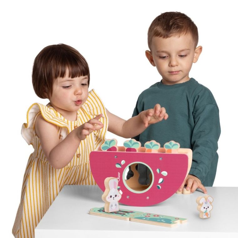 Chicco, My Wood Friends, Wzgórze króliczków, zestaw figurek drewnianych