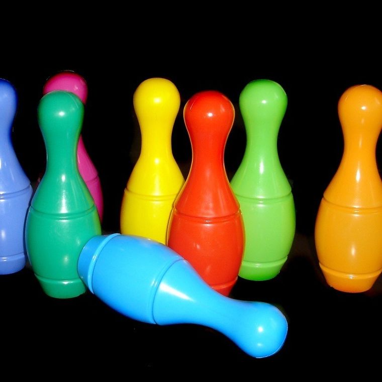 Czako, ciężarówka z kręglami, klocki konstrukcyjne