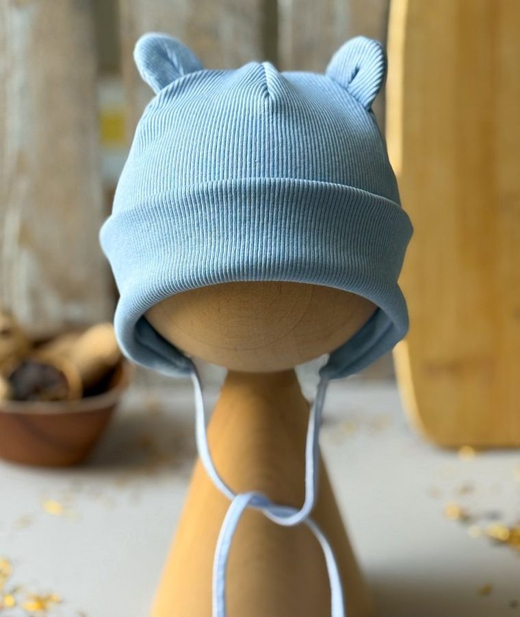 Czapka dziecięca, prążkowana, wiązana, jasnoniebieska, Iltom