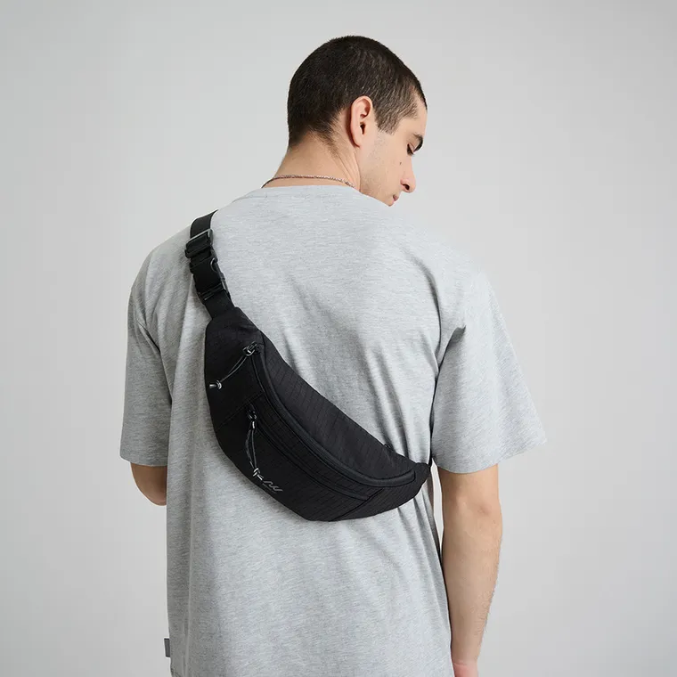 Czarna torba crossbody unisex z regulowanym paskiem NOWEAR