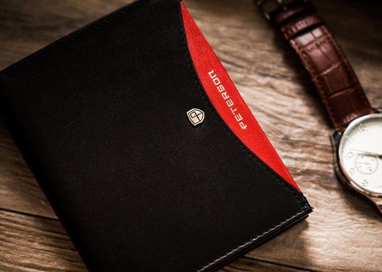 Czarny, pionowy portfel męski ze skóry naturalnej, Peterson