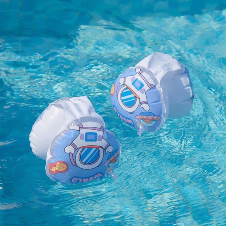 Dmuchane rękawki do pływania, kosmos