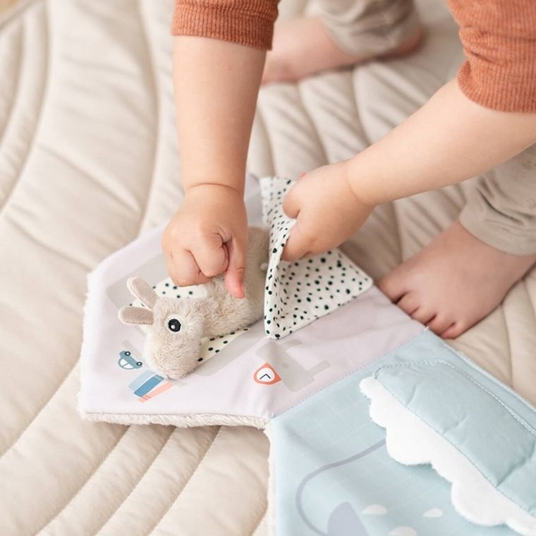 Done By Deer, Lama Lalee, domek lamy, miękka książeczka