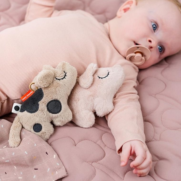 Done By Deer, Świnka Pigee Powder, grzechotka, zabawka sensoryczna