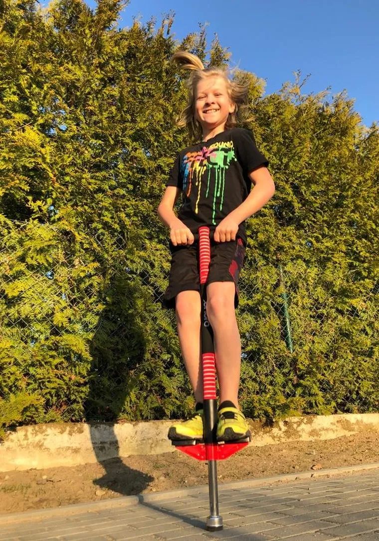 Enero, skoczek pogo, drążek do skakania, czerwony