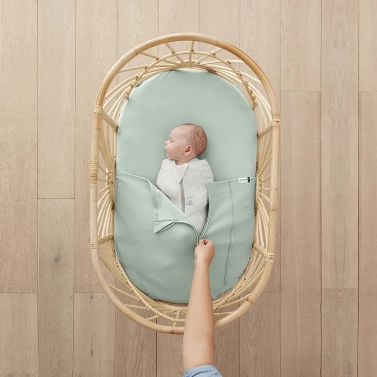 ergoPouch, kołderka nakładana na materac do kosza Mojżesza, Sage