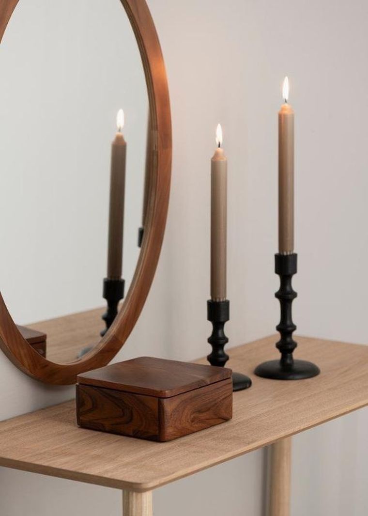 Fanni K, Runo, owalne lustro w drewnianej ramie, 40-60 cm