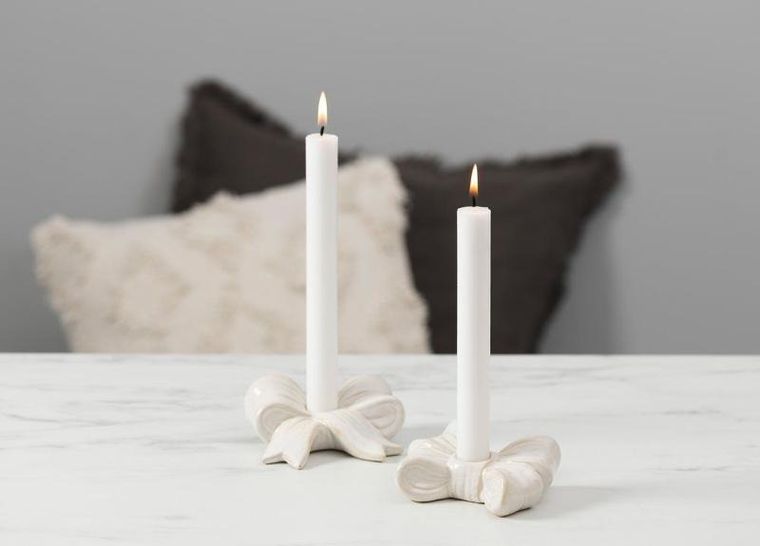 Fanni K, Rusetti, świecznik, kokarda