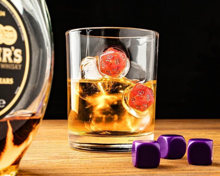 Gadget Master, szklanka, kości, uwięzione w szkle