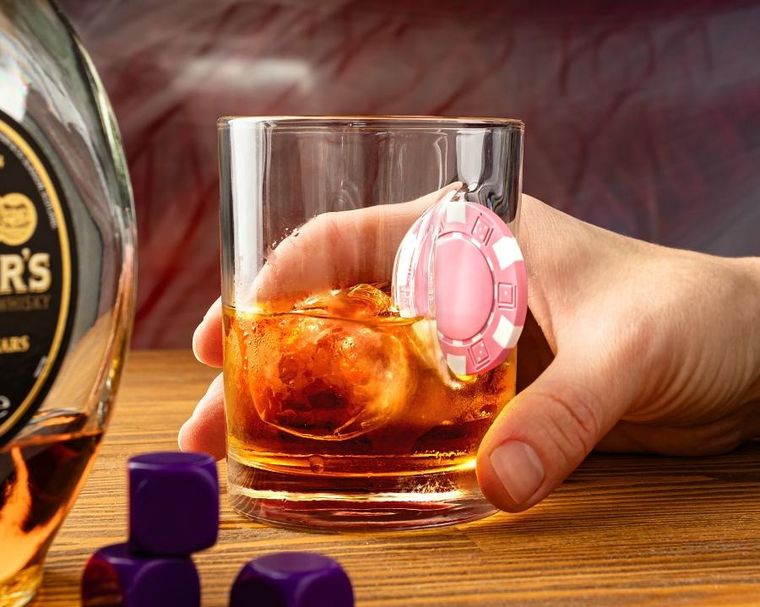 Gadget Master, szklanka, żeton uwięziony w szkle