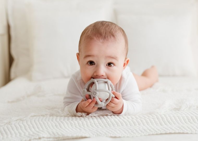 Giligums, silikonowa piłka grzechotka, szara