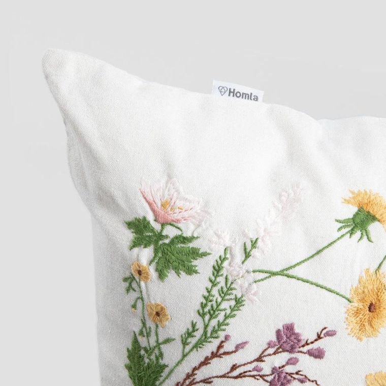 Homla, Meadow Flowers, poszewka, z haftowanym wzorem w kwiaty, 45-45 cm
