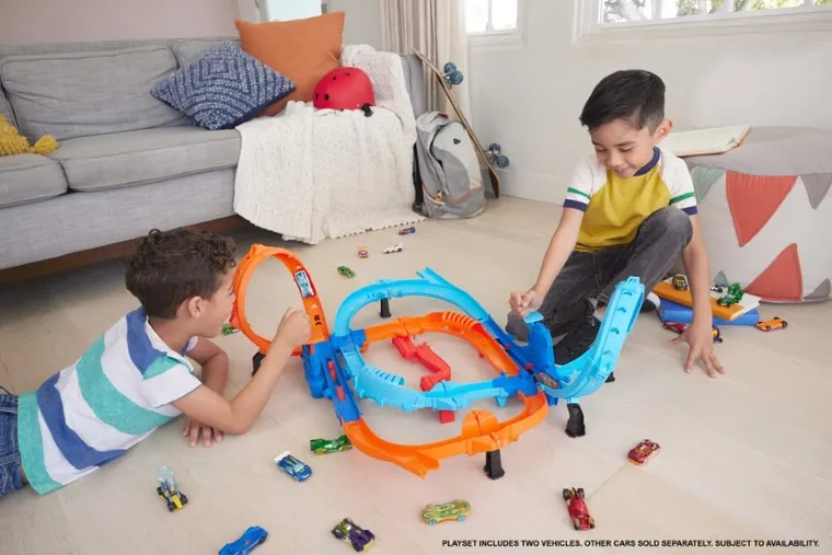 Hot Wheels, Ultra Hots, Pojedynek z turboprzyspieszeniem, tor wyścigowy + 2 auta