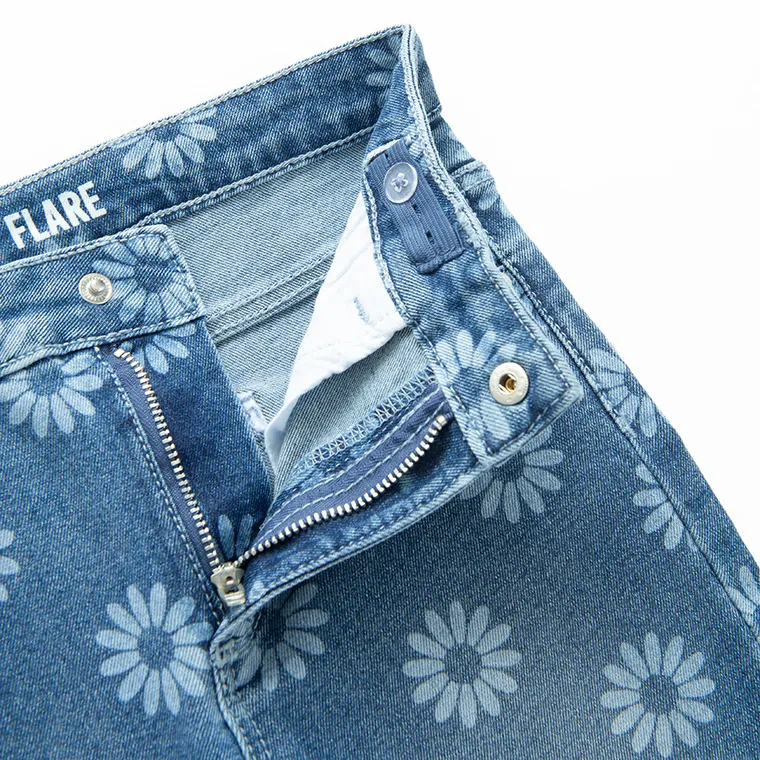 Jeansowe spodnie flare w kwiaty Cool Club