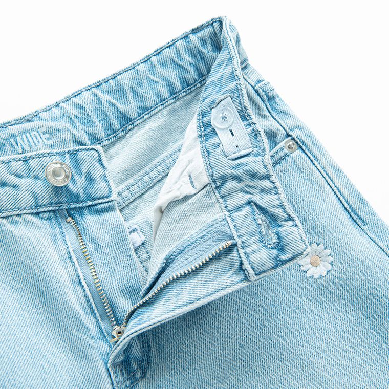 Jeansowe spodnie wide w stokrotki Cool Club