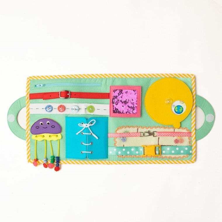 Jolly Designs. Kosmos. Tablica manipulacyjna. Książeczka sensoryczna