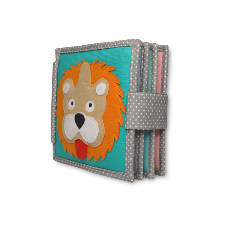 Jolly Designs. Lew. Książeczka sensoryczno-manipulacyjna