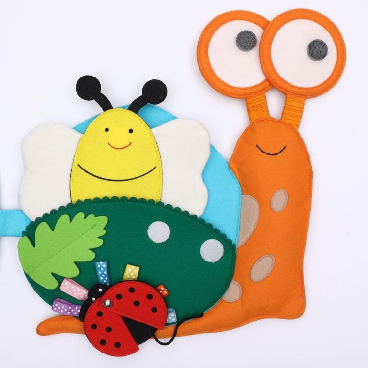 Jolly Designs. Ślimak. Podróżna książeczka sensoryczno-manipulacyjna