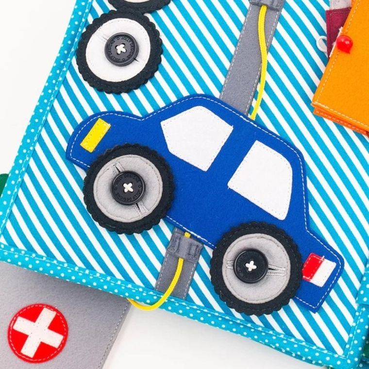 Jolly Designs. Zawody. Książeczka sensoryczno-manipulacyjna