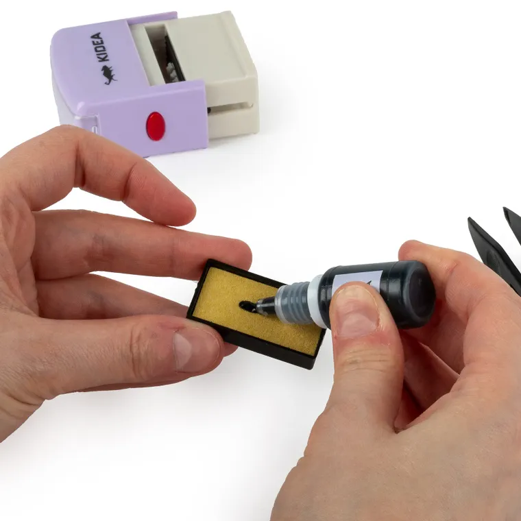 Kideaa, stempel do tkanin z literkami