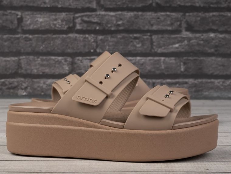 Klapki damskie, brązowe, Crocs Brooklyn Buckle Lowwdg
