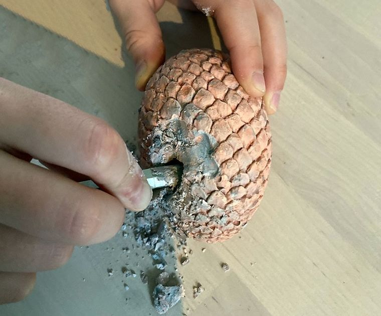 Kosmos, jaja smoka, wykopaliska, figurka