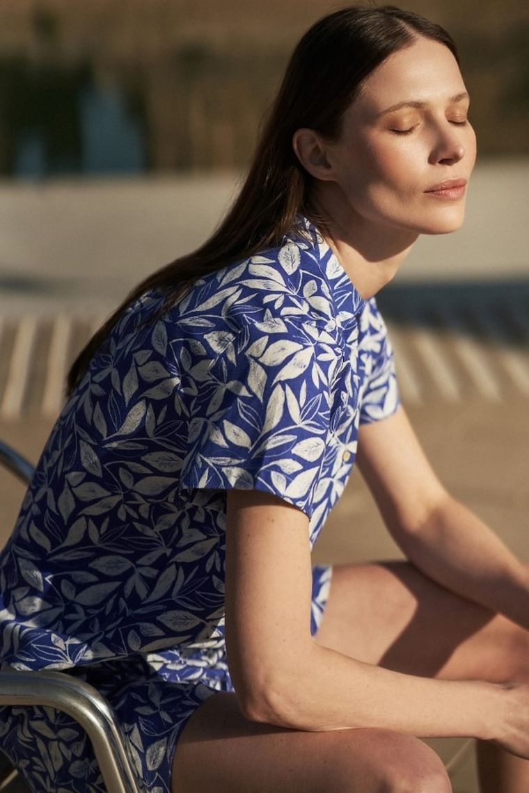 Koszula damska z krótkim rękawem, z lnem, granatowa, Moodo