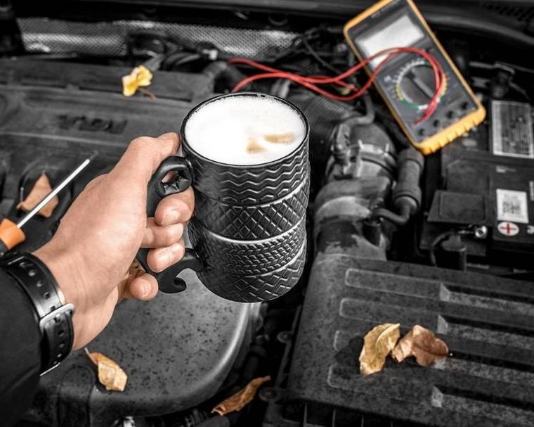 Kubek ceramiczny, opony z kluczem