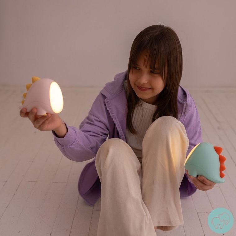 Mary's, lampka nocna LED, dino, różowy