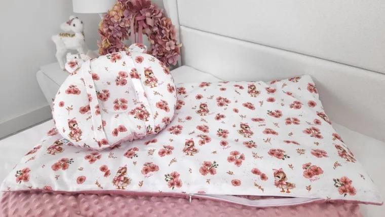 MimiNu, Miś, Kaczuszki, profilowana poduszka bawełniana, minky, pudrowy róż