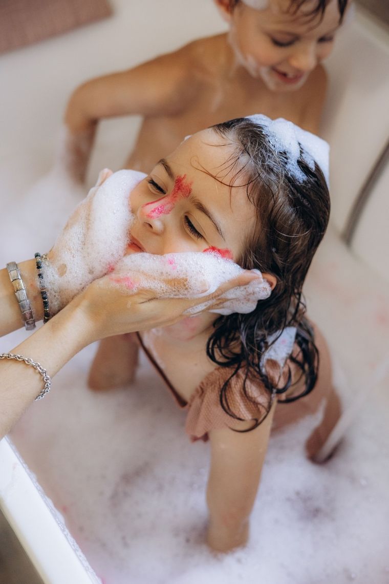 Mini U, naturalny bąbelkowy płyn do kąpieli dla dzieci i niemowląt, truskawka