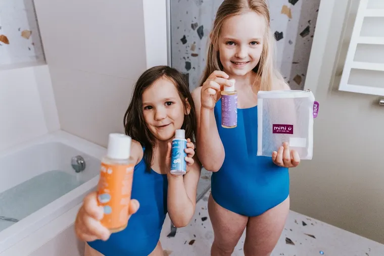 Mini U, Travel Set, podróżny zestaw kosmetyków dla dzieci z kosmetyczką
