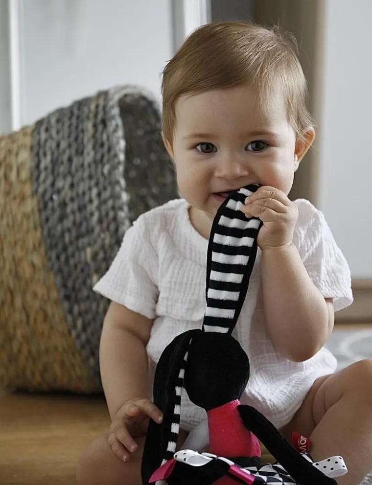 Mom's Care, króliczek, pierwsza maskotka, zabawka sensoryczna