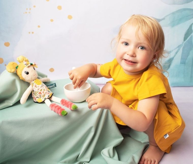 Mom's Care, lalka Maja, pierwsza maskotka