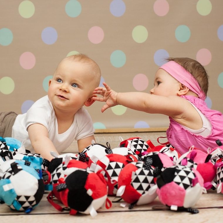 Mom's Care, piłeczka, zawieszka, kontrastowa zabawka sensoryczna, czerwona