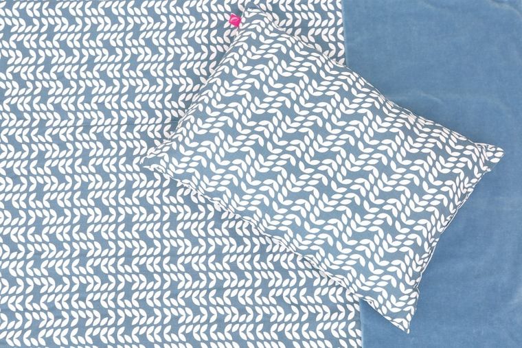 Motherhood, Classics Niebieski 2023, 2-częściowy komplet pościeli, kołderka z poduszką