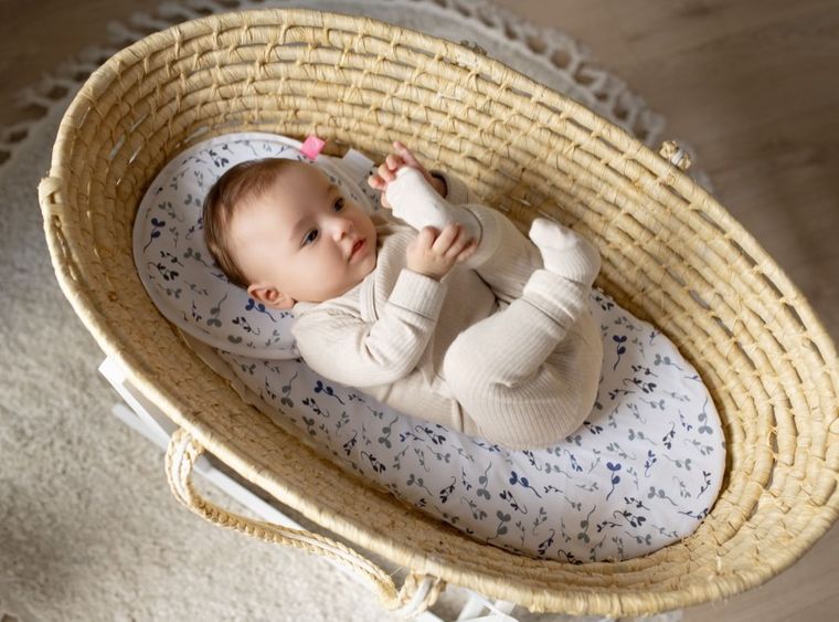 Motherhood, prześcieradło z gumką do gondoli, niebieskie listki, 35-75 cm