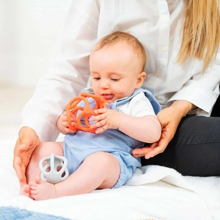 Nattou, gryzak silikonowy, kula 2w1 bez BPA, pomarańczowa, 10 cm