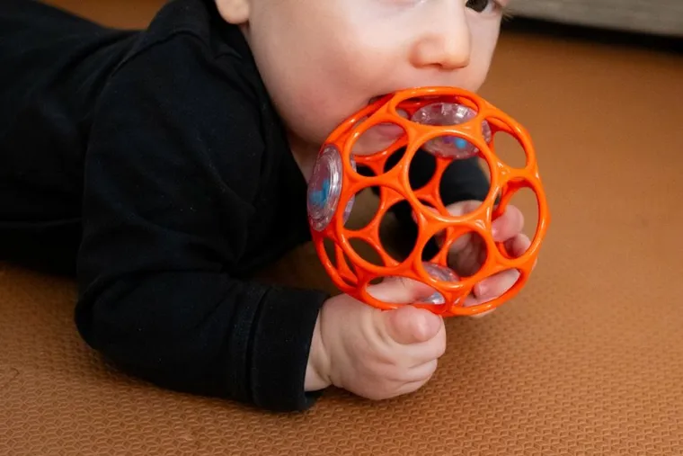 Oball, Piłka z grzechotką, gryzak, pomarańczowa, 10 cm, 0m+