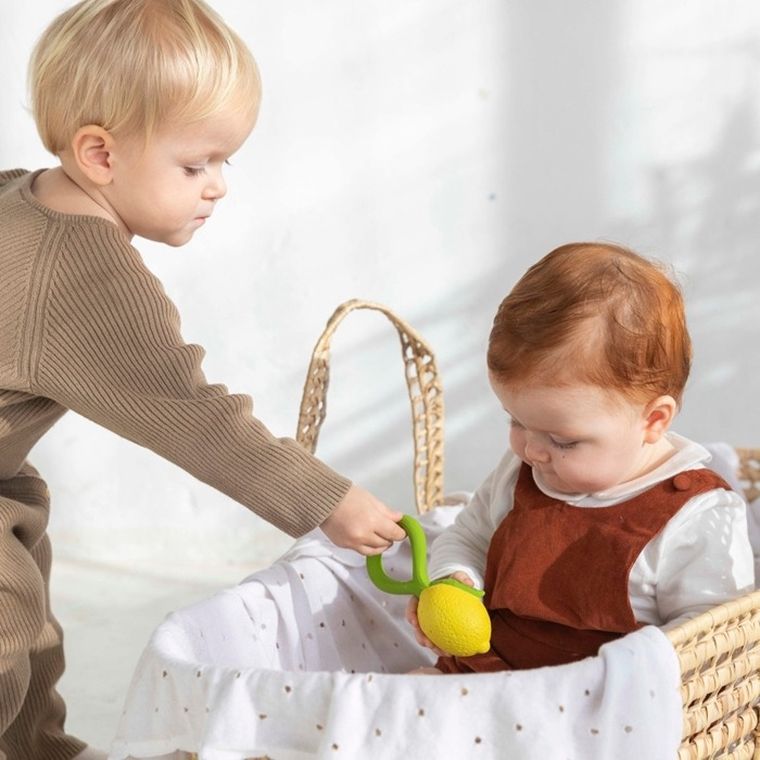 Oli & Carol, gryzak z grzechotką, Cytryna