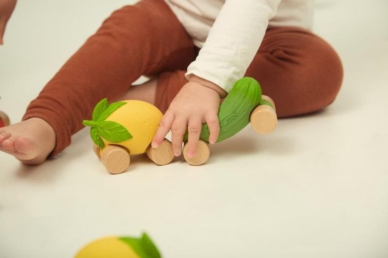 Oli & Carol, Samochodzik Ogórek Pepino, pojazd, zabawka niemowlęca