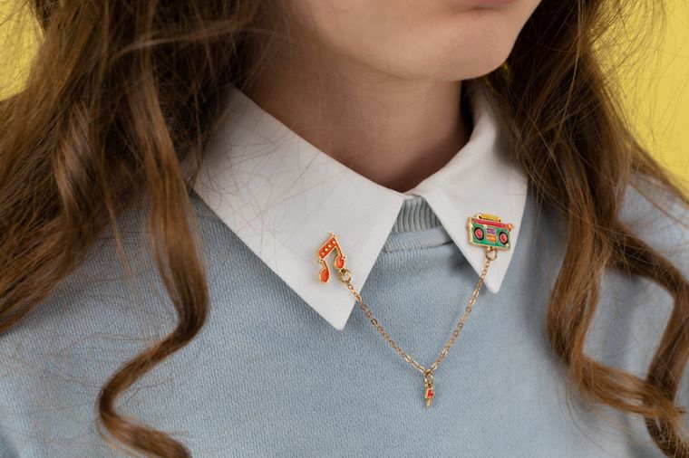 PartyDeco, przypinka na kołnierzyk Radio, 1 szt.